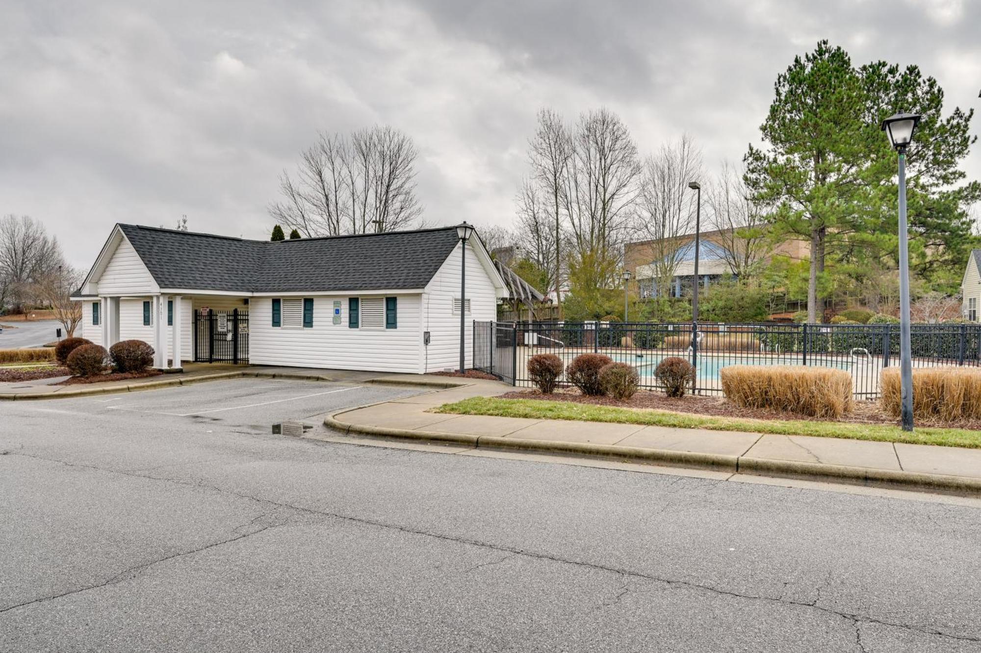 Centrally Located Townhome In Greensboro! Exterior photo