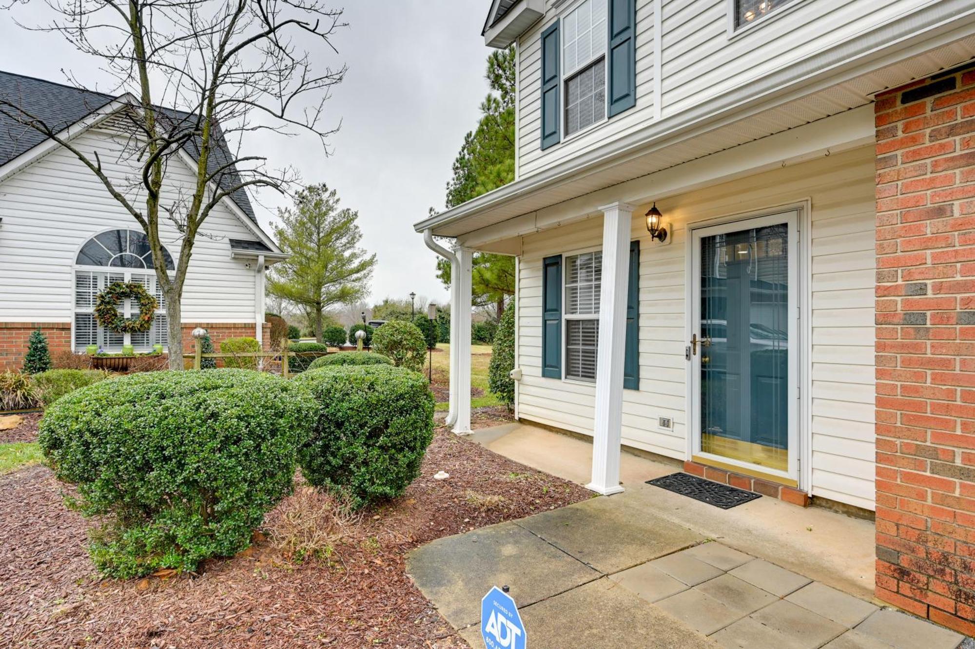 Centrally Located Townhome In Greensboro! Exterior photo