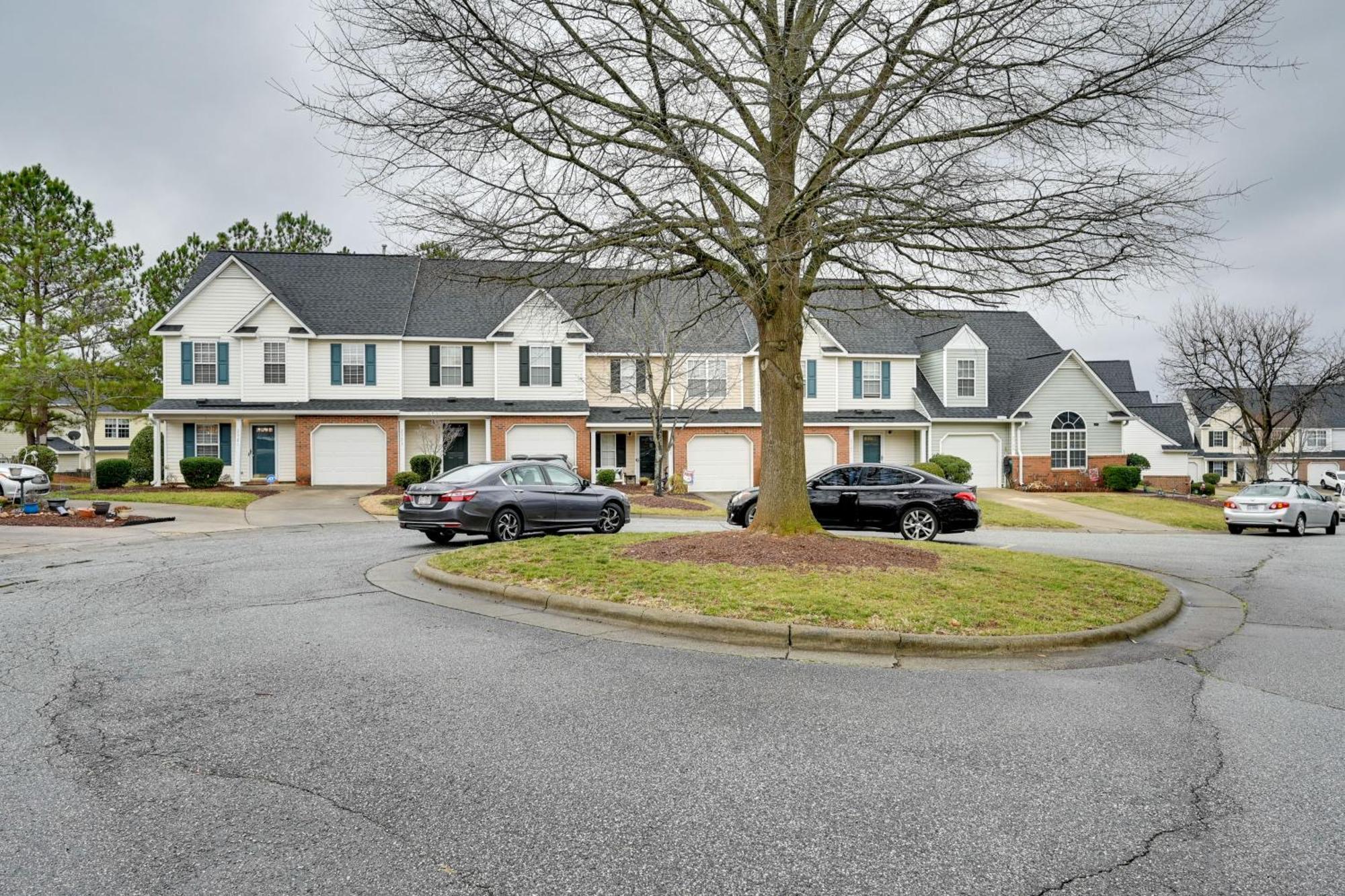 Centrally Located Townhome In Greensboro! Exterior photo