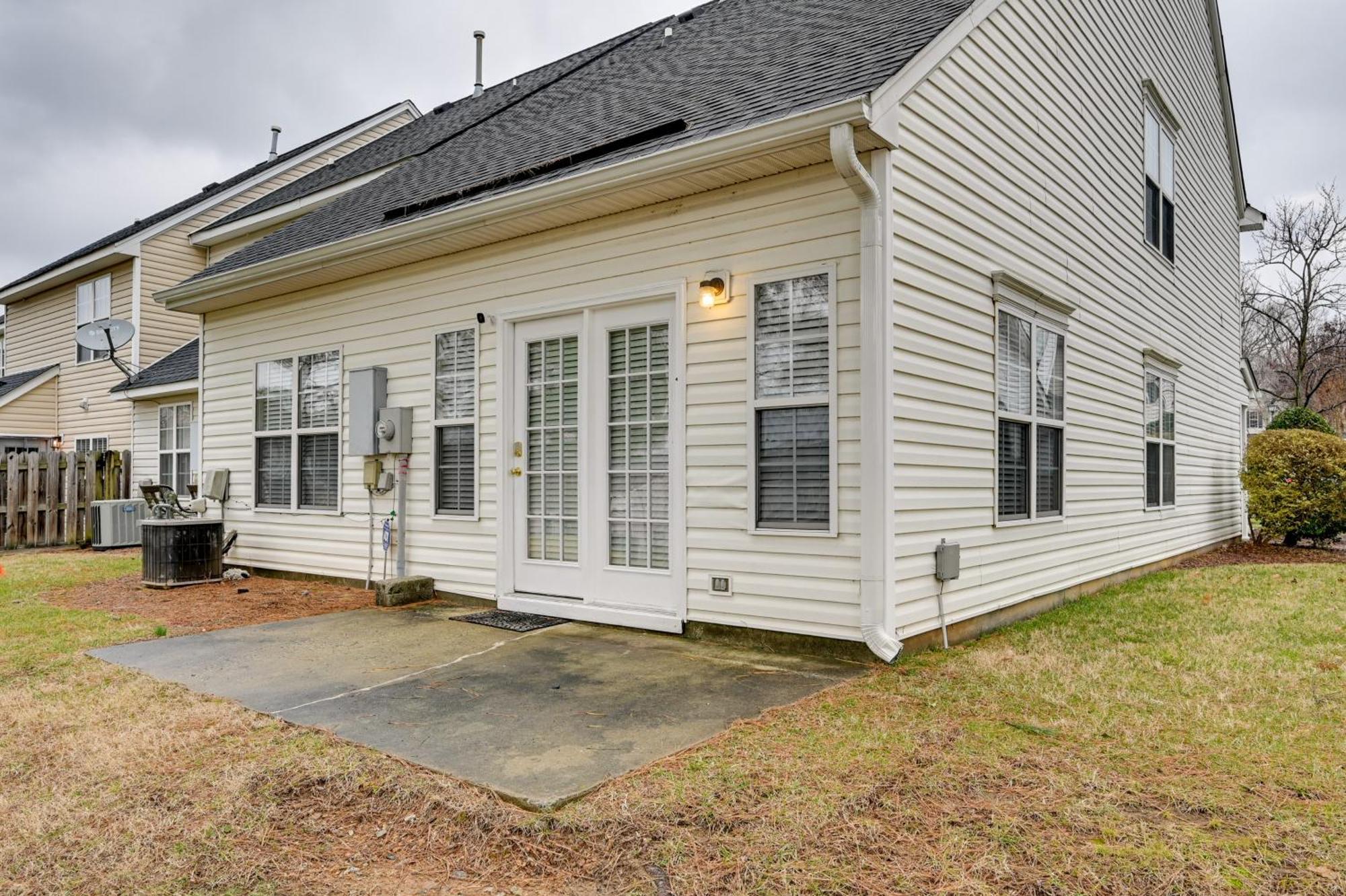 Centrally Located Townhome In Greensboro! Exterior photo