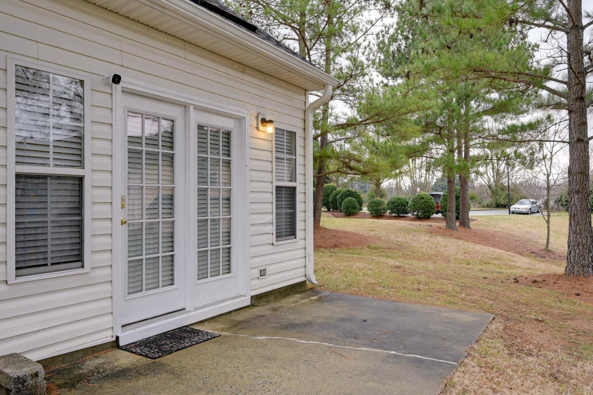 Centrally Located Townhome In Greensboro! Exterior photo