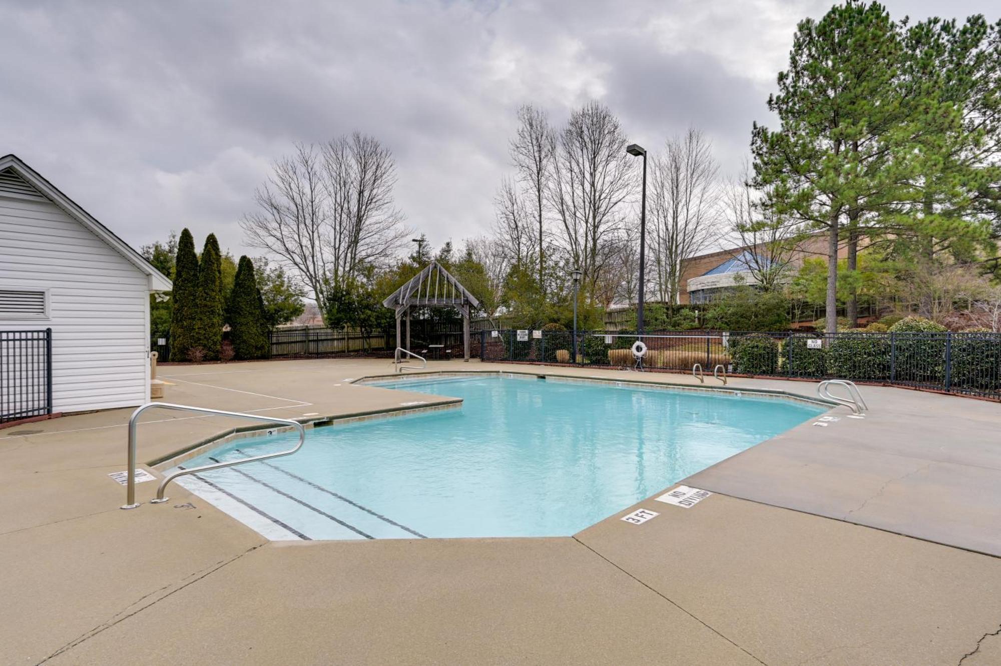 Centrally Located Townhome In Greensboro! Exterior photo